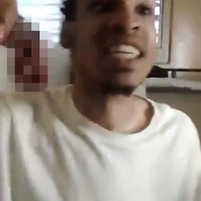 另一名黑人男子再接过该只断头老鼠。