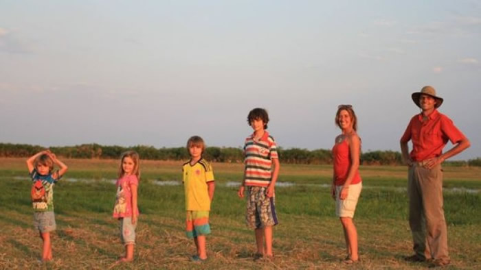 阿根廷夫妇自驾游游世界17年 旅途间诞下4子女