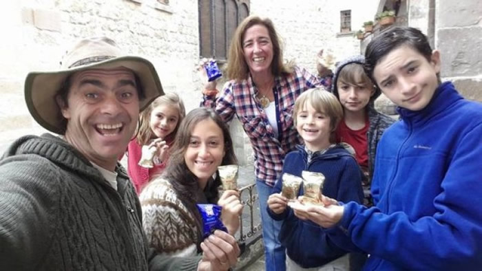 阿根廷夫妇自驾游游世界17年 旅途间诞下4子女