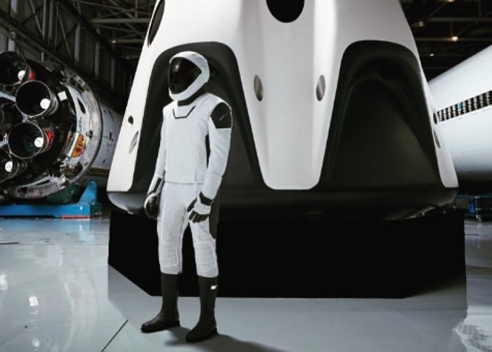 SpaceX首次公开研发中的未来宇航服的全相。