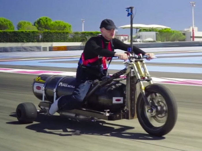 看起来构造简单的水火箭三轮车,加速力道比地表任何一部超跑都快。