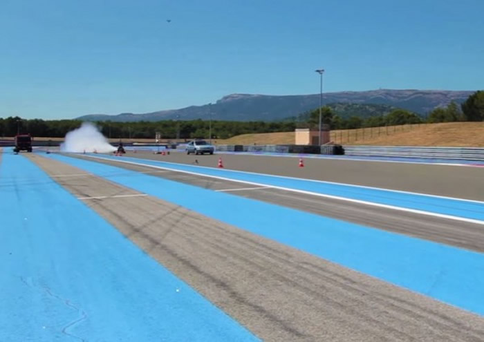 水火箭三轮车起跑时喷出大量的空气与水,看起来就像真的火箭起飞。