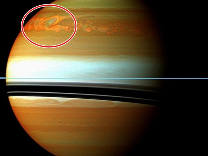 卡西尼号拍下木星北部的巨型风暴（红圈）。