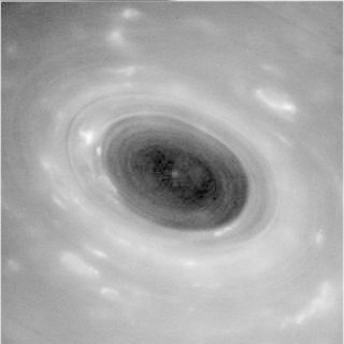 未经处理的图片显示土星表面有如一个庞大的飓风。