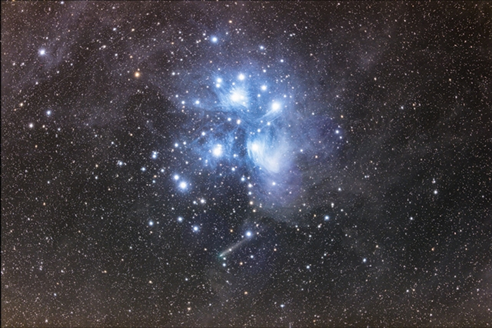 昴宿星团(七姊妹) 与PANSTARRS 彗星M45位于金牛座，巨大而明亮的疏散星团亮星周遭弥漫着由微量的灰尘形成的反射星云，恰与长周期彗星ER61构成一图主镜