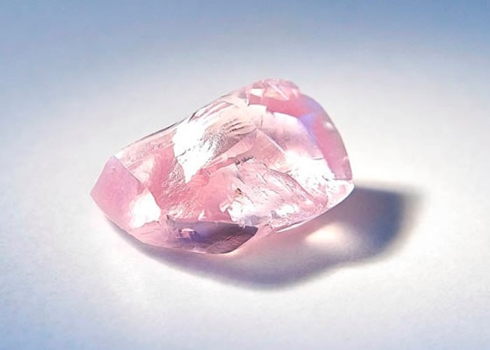 俄罗斯西伯利亚发现罕见粉红巨钻石 28卡几乎无杂质