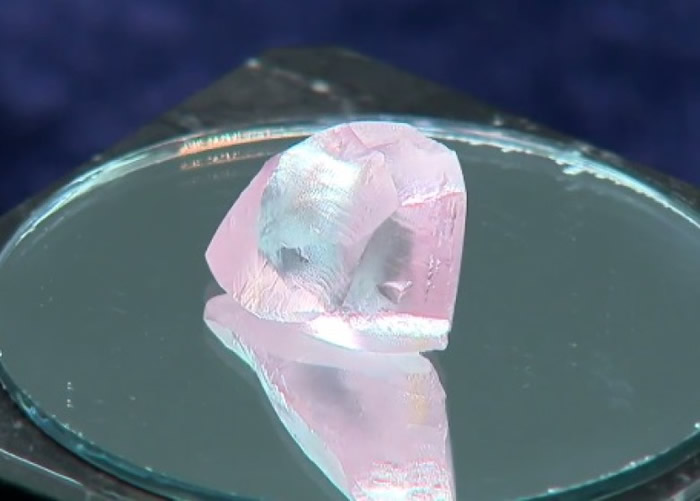 俄罗斯西伯利亚发现罕见粉红巨钻石 28卡几乎无杂质