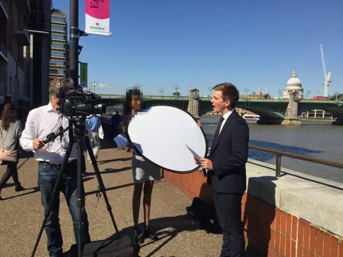 麦克林(右)在《金融时报》工作期间专责报道英国脱欧新闻。