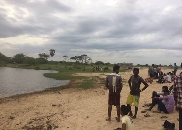 不少人在麦克林失踪的泻湖边议论纷纷。