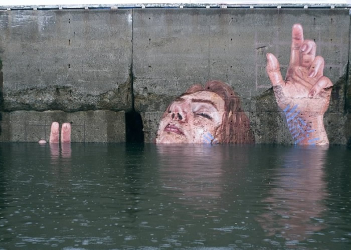 潮汐涨退使壁画于水中时隐时现。