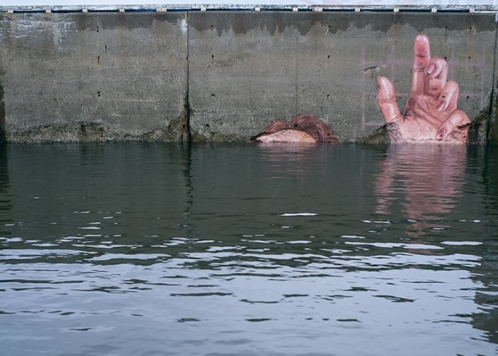 壁画中的少女被淹没在水中。