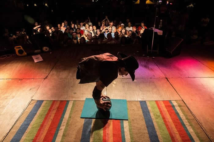 以「冒险的矮子E」作为艺名的艾伦．沃林，在跟着疯狂绝技马戏表演团巡回演出时，为观众表演在单向转动的保龄球上保持平衡。 PHOTOGRAPH BY BRIAN L