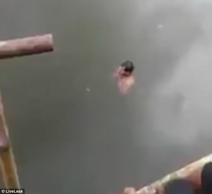 印尼东加里曼丹省巫师称有超能力阻止鳄鱼靠近 终被拖入水溺毙