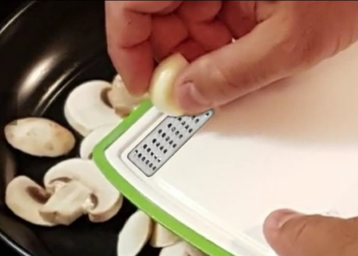 砧板亦可用作小型刨丝器。