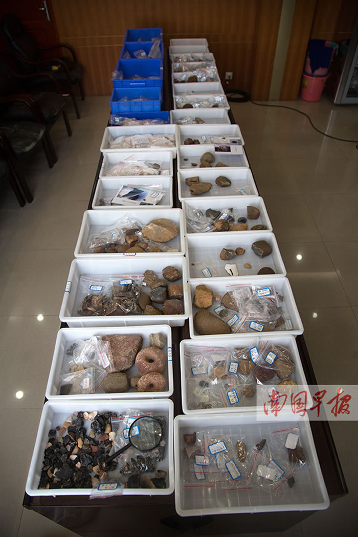 考古专家从娅怀洞遗址中发掘出大量文化遗物。 记者 邹财麟摄