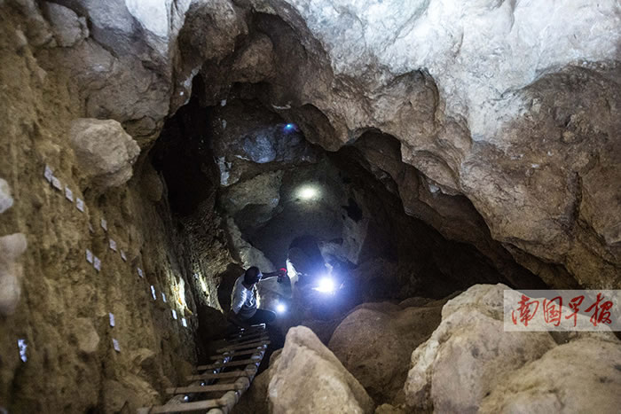 娅怀洞遗址A区呈垂直洞穴状,深约8米。 记者 邹财麟摄