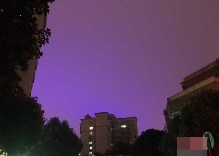 南京城仿佛披上了一层紫色的光晕。