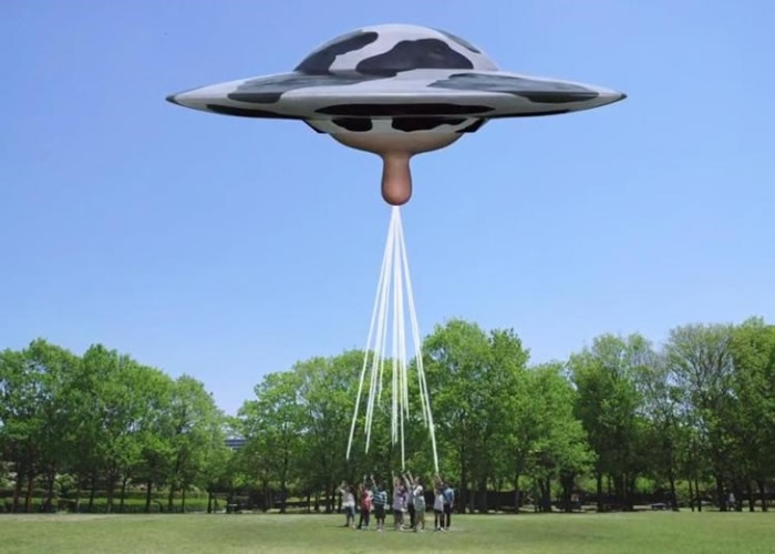 天上突然出现UFO,把牛奶“注射”到小孩手中的杯内。