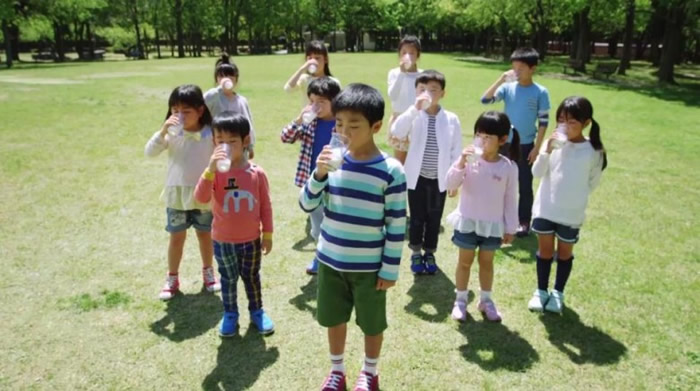 小孩美滋滋地喝下牛奶。