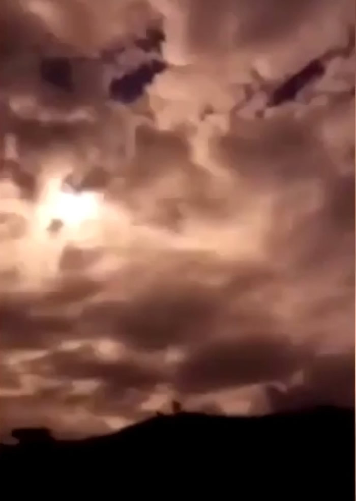 �޴�����ǻ���ҹ�գ�����֮ҹС����ײ������ ���������ҹѰ����ʯ�ص�