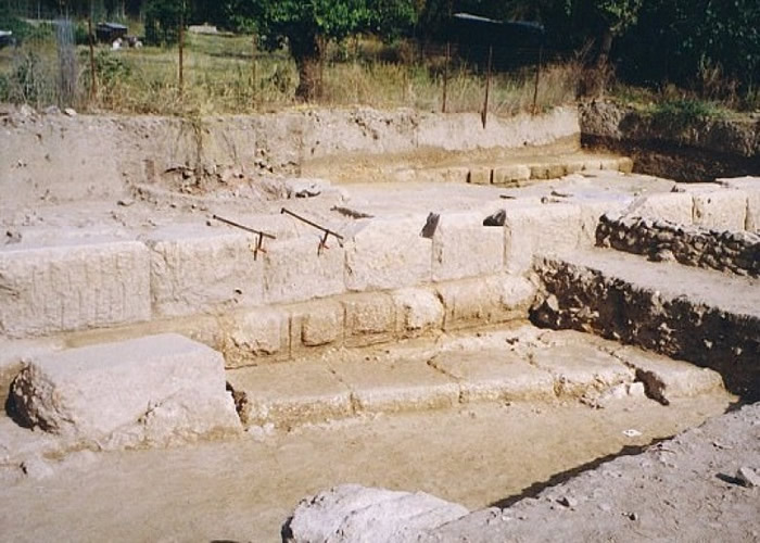 瑞士和希腊考古团队根据克内普夫勒提供的位置进行挖掘。