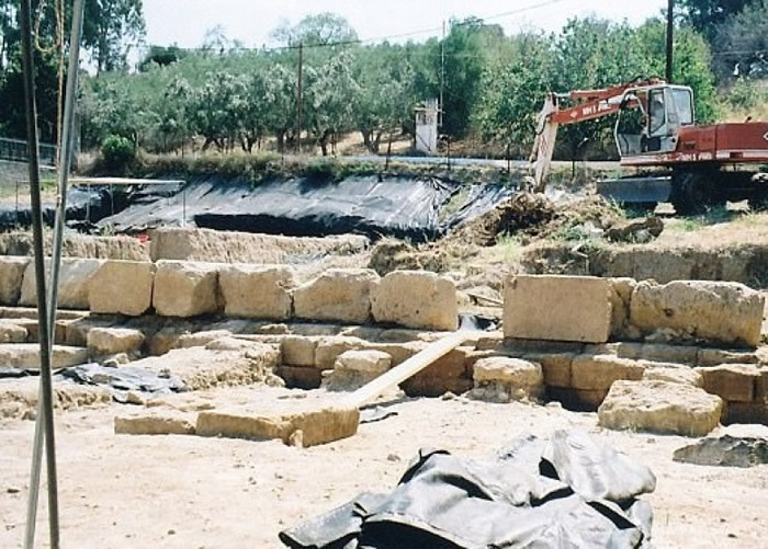 团队在一条渔村发现遗址。