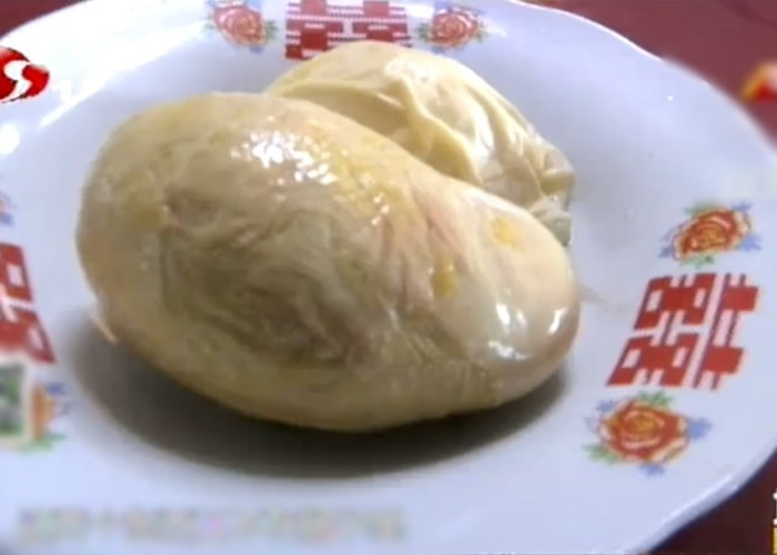 两块像榴梿肉的东西是“鸭宝”,即是鸭的结石。