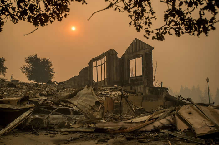 ����˹Ұ��Tubbs fire��10��10����Ű���ݣ�ʥ����ɯ��Chanterelle Circleһ��ס��ֻʣ�������Ķ�ԫ�бڡ�����˹Ұ���Ǽ���ʷ�ϵ�������