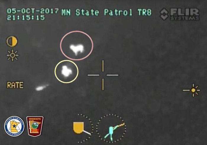 格雷斯(红圈)不断走动,吸引直升机注意到男童(黄圈)。