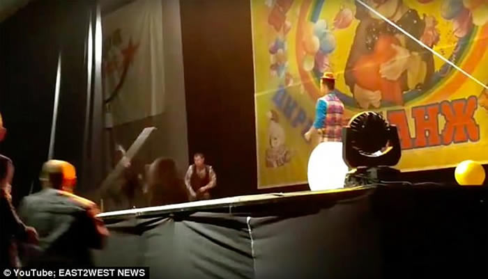 俄罗斯马戏团棕熊演出时攻击人 惨遭工作人员棒打