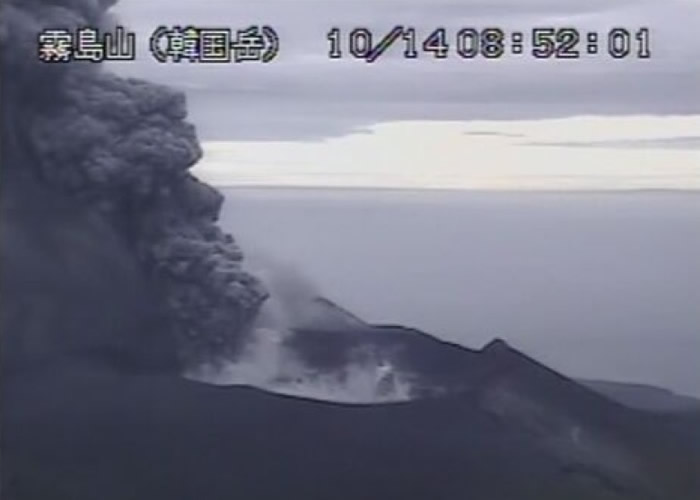 九州新燃岳火山不停喷发。