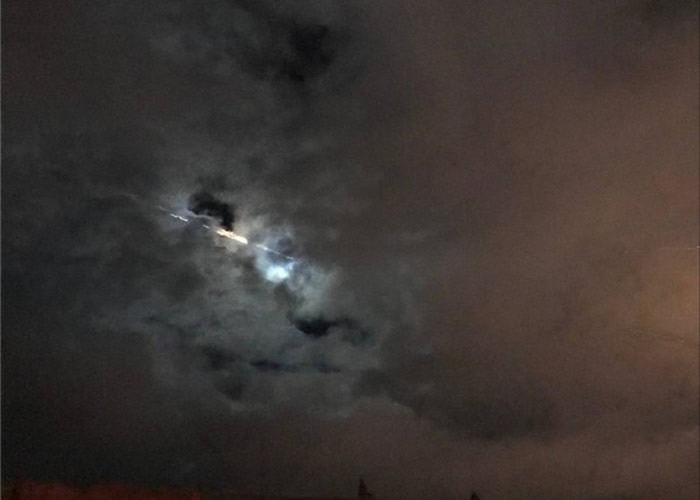 火流星在天空滑落,但有专家认为陨石未必坠落在香格里拉。