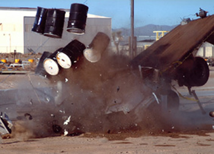 日本oei工业为防止恐怖袭击设计新式防撞柱 时速80km卡车冲撞“碎如纸片”