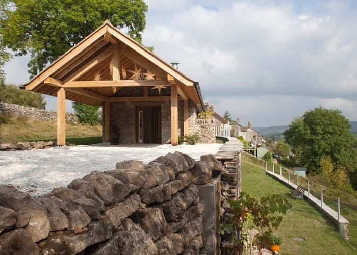 贝克的新居环境优美。