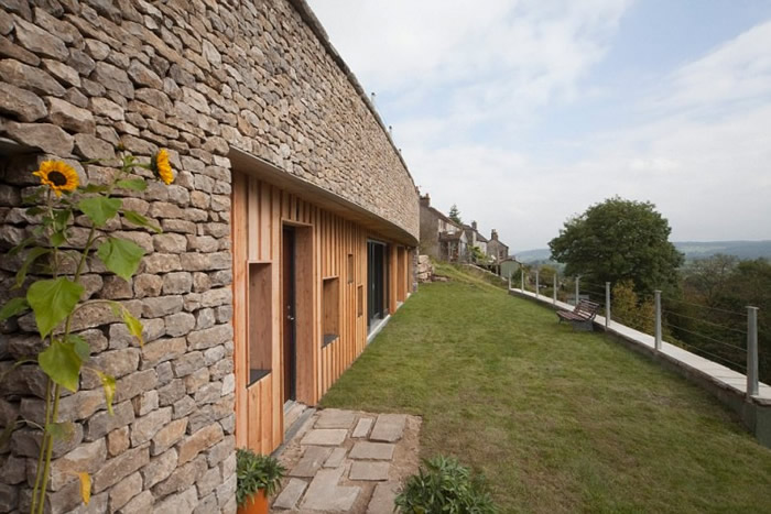 新居历时多年才建成。