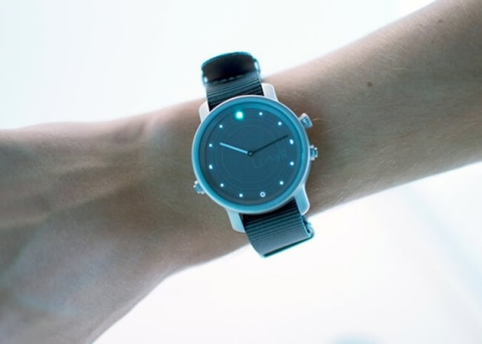 智能手表采取太阳能充电。