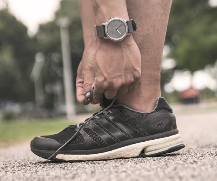 手表不设电子屏幕,只依靠不同彩色的LED灯号发送推送通知。