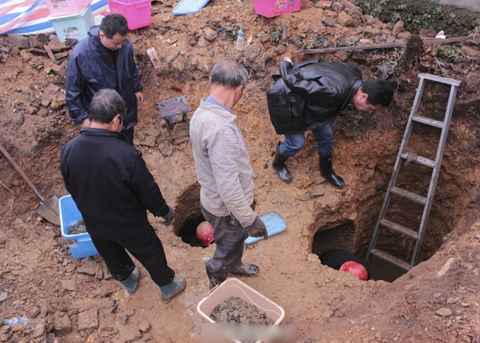 文物保护人员在场挖掘。