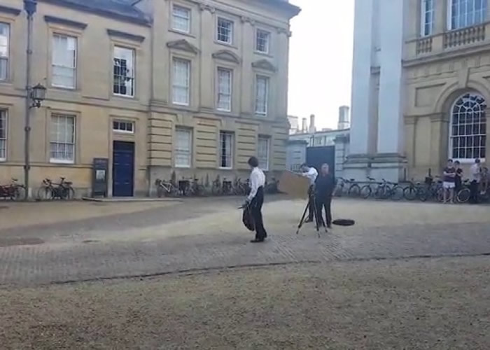 布灵顿会成员被赶离学院。