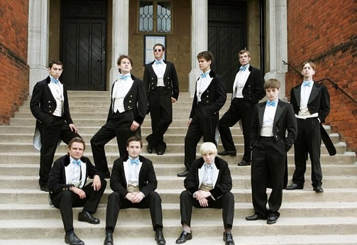 模仿当年布灵顿会成员的照片。