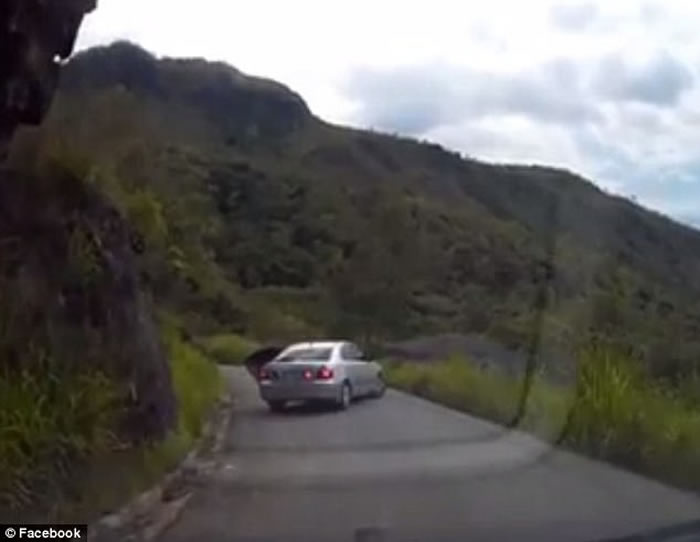 ���ٵ������գ����޼�ͥ�ڰͲ����¼����Ǽݳ����� ǰ������ͻȻ���������ֳ�������ͽ