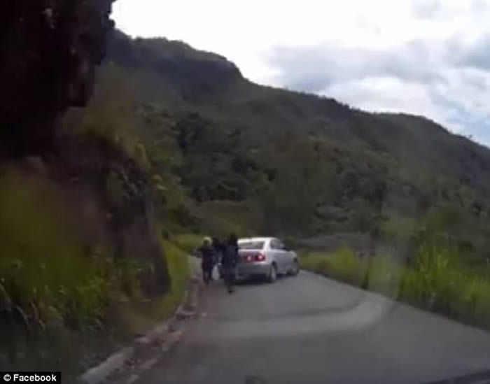 ���ٵ������գ����޼�ͥ�ڰͲ����¼����Ǽݳ����� ǰ������ͻȻ���������ֳ�������ͽ