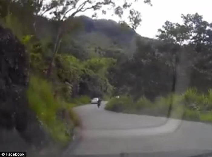 ���ٵ������գ����޼�ͥ�ڰͲ����¼����Ǽݳ����� ǰ������ͻȻ���������ֳ�������ͽ