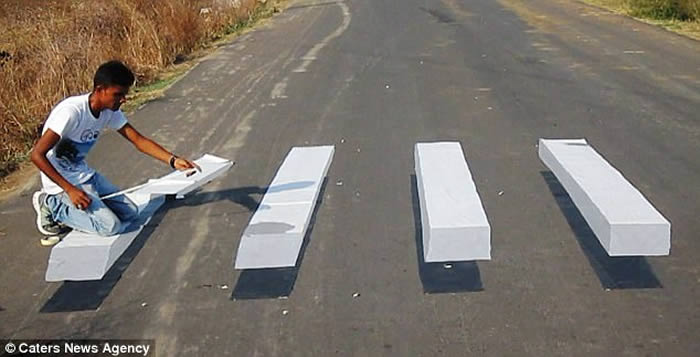 冰岛西峡湾区小镇出现3D斑马线