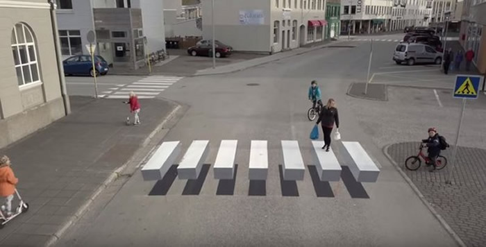 冰岛西峡湾区小镇出现3D斑马线