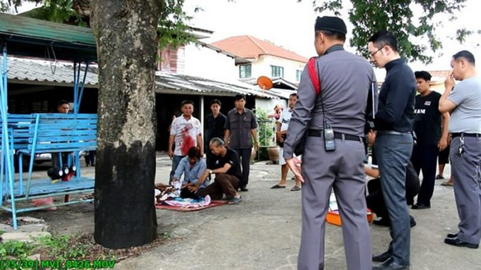 泰国妇人协助老公锯树 不小心跌倒撞上电锯当场遭割喉惨死