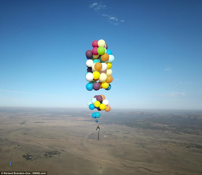 英国历险公司老板乘着100个氦气球和露营椅冲天跨越非洲25公里