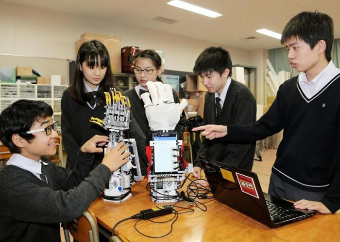 5名初中生创造出手语翻译机器人。