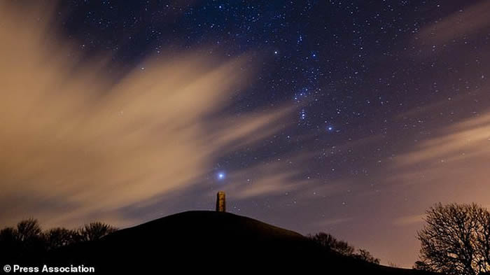 完成亡子遗愿 英国父亲送子骨灰上太空