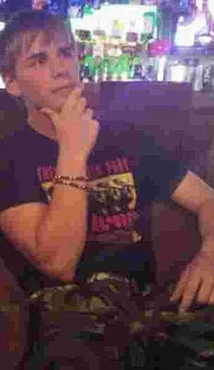 完成亡子遗愿 英国父亲送子骨灰上太空